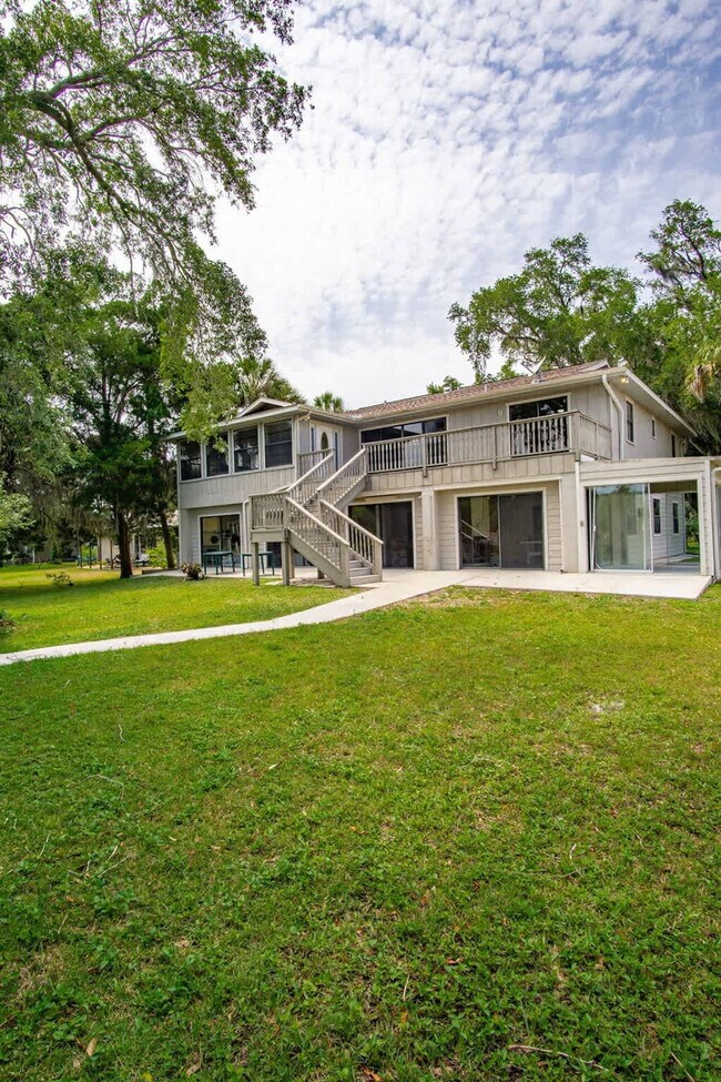 Building Photo - 1045 N Cres Dr