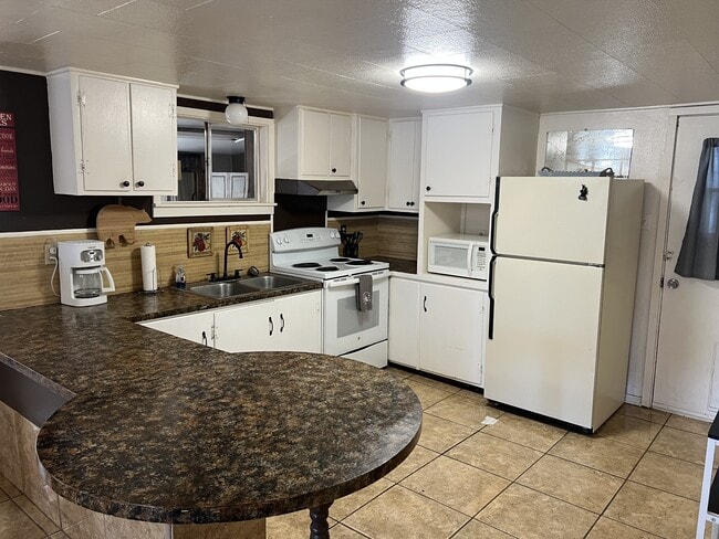 Building Photo - 102 Ivy Ln