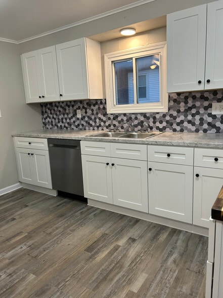 Building Photo - 133 W Van Buren St