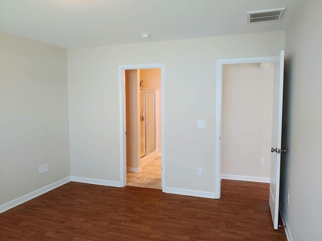 Building Photo - Three bed, 2.5 bath town house located in ...