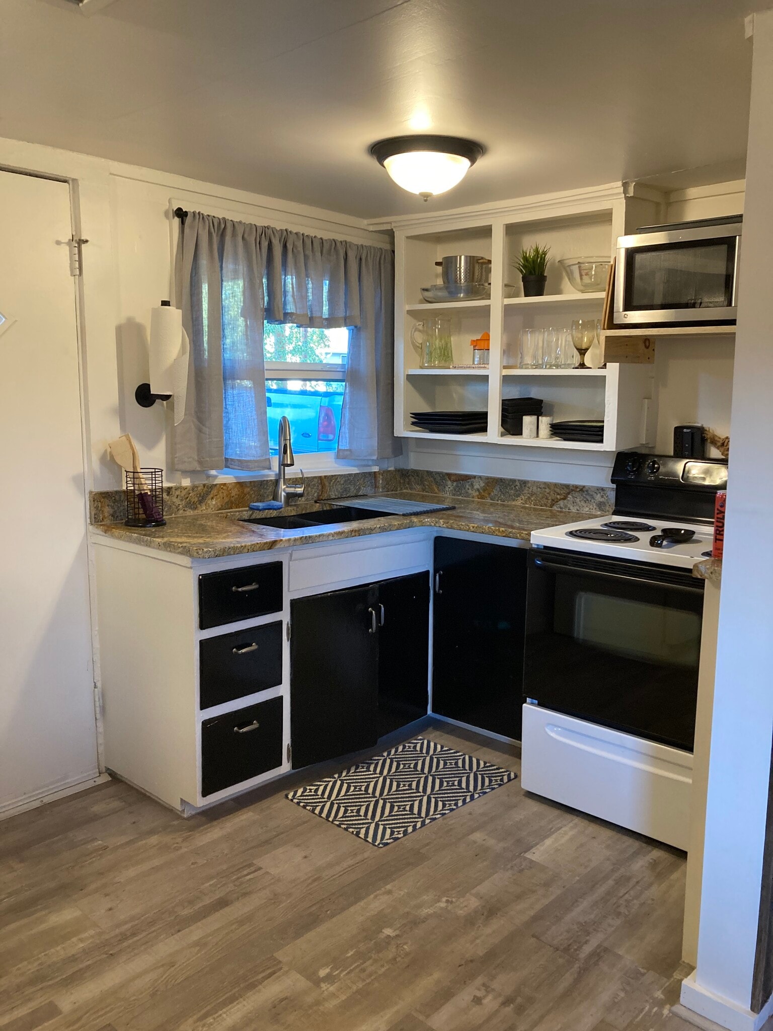 Building Photo - 405 W Aspen Ave