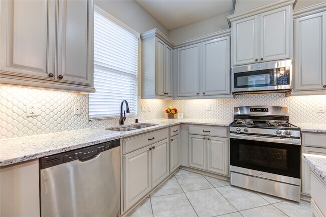 Building Photo - 12130 La Strada St