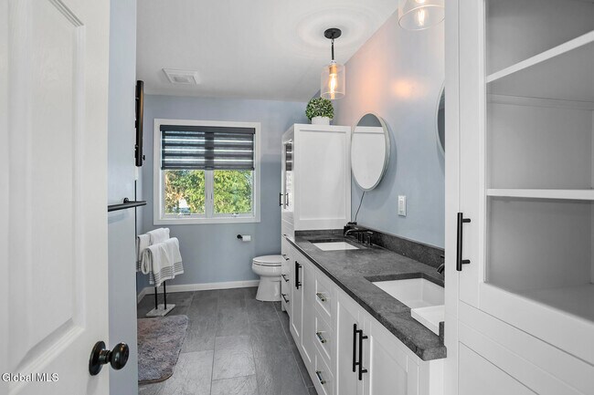 Building Photo - 8 Backstretch Ct