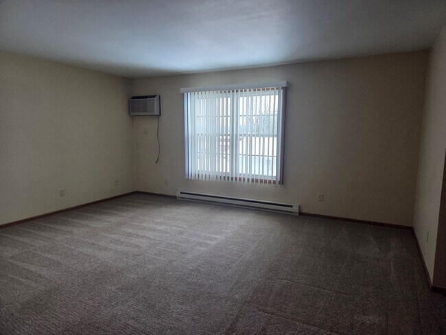 Building Photo - 1925 Sylvan Way