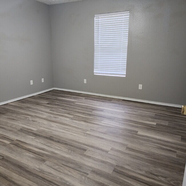 Building Photo - Cute 2/1 with spacious living area.