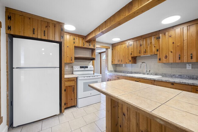 Building Photo - 31 Heights Rd