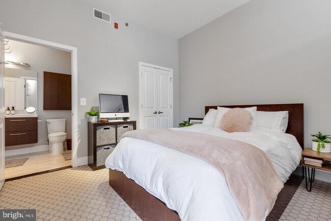 Building Photo - Stylish 1BR Rental in the Heart of Alexand...
