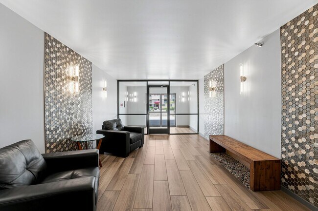Building Photo - Welcome to this fabulous 2-bedroom, 2-bathroom condo in the heart of South Scottsdale!