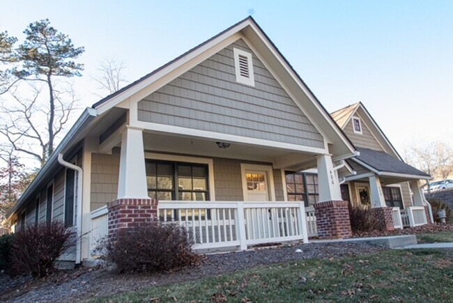 Building Photo - Townhouse right in Black Mountain available March 25th.