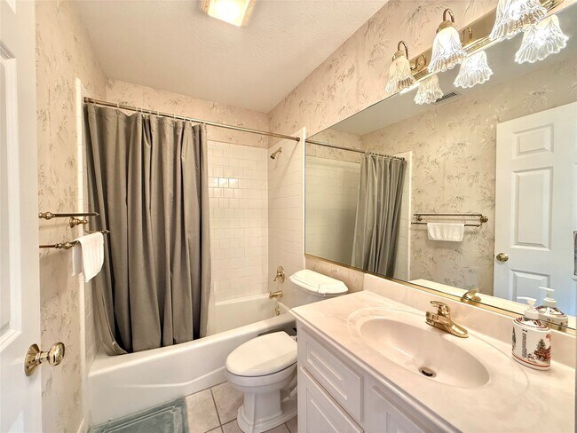 Building Photo - 16201 Surrey Ln