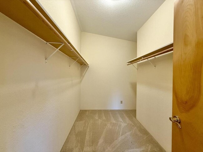 Building Photo - 300 Colonial Dr