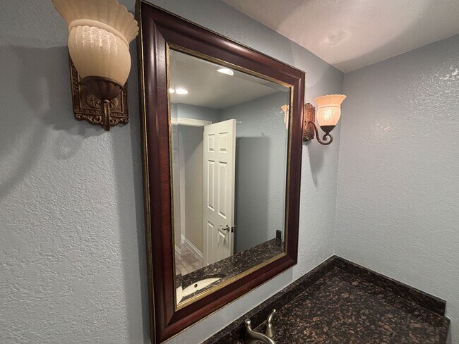 Building Photo - Beautiful 3 bed 2.5 bath townhouse in Spanish Trails!