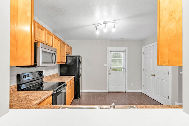 Building Photo - 300 Streamwood Dr