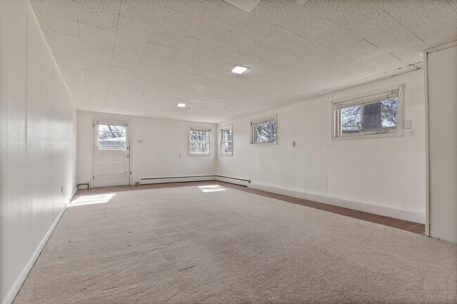 Building Photo - 340 Crown Point