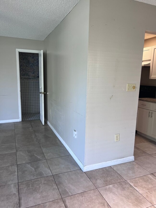 Building Photo - 2 Story Condo. Lovely 2 bed/1.5 bath condo