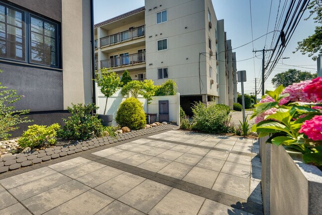 Building Photo - 930 Cove Rd