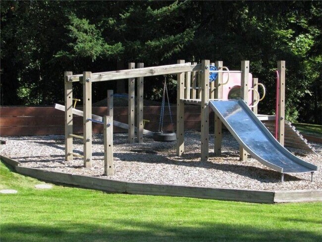 Building Photo - Location, Location, Location 3-bedroom Sammamish Bluffs Condo