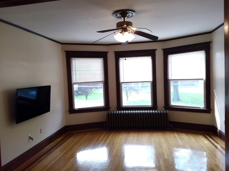 Building Photo - 220 Ontario St