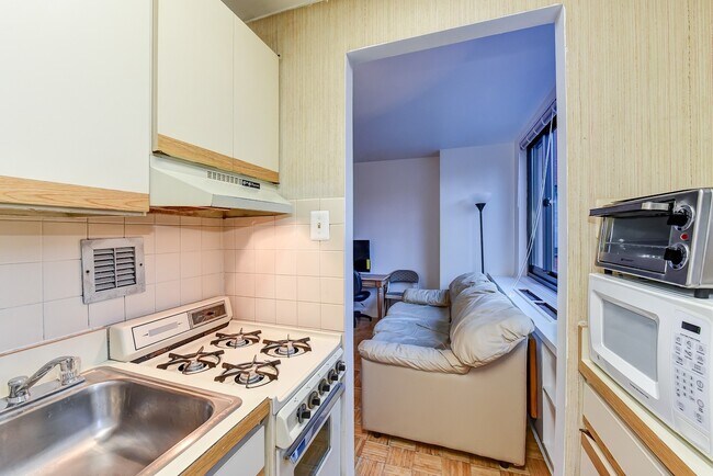 Building Photo - Spacious & Bright Unfurnished Studio for Rent