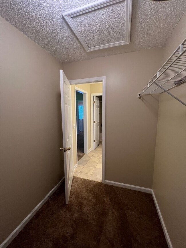 Building Photo - 176 Woodmere Dr