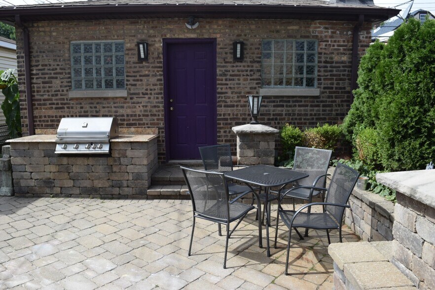 Gas grill and private area for tenants - 3018 S Union Ave