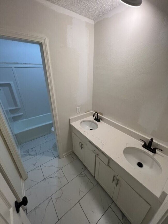 Building Photo - Newly renovated Single-Family Home in Shenandoah Estates Subdivision!