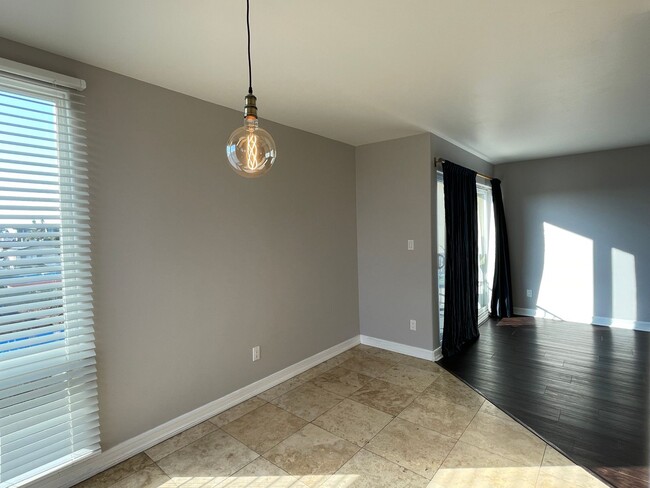 Building Photo - Beautiful Remodeled Condo In North Park w/...