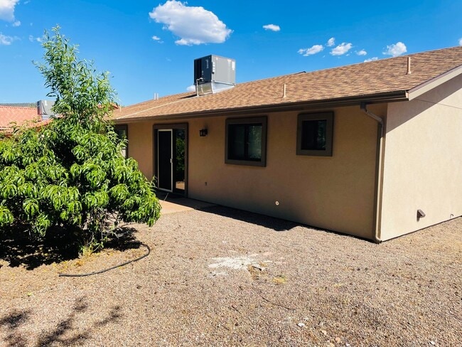 Building Photo - Single family home in the Village of Oak Creek