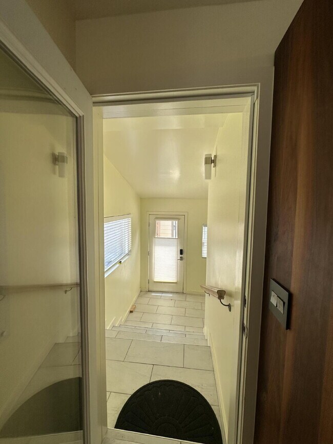 Building Photo - "Charming 2-Bedroom Retreat in the Heart of Windsor – 945 Sq. Ft. of Cozy Living!"