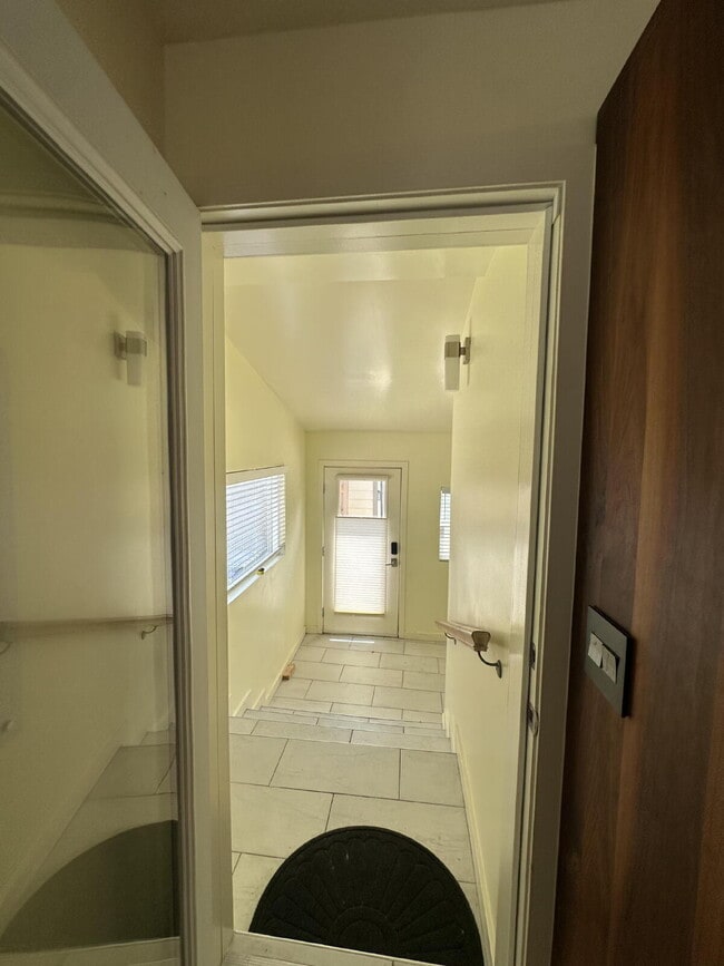 Building Photo - "Charming 2-Bedroom Retreat in the Heart of Windsor – Utilities Included!"
