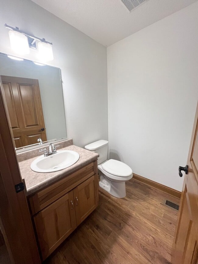 Building Photo - NEW LISTING! 3 Bedroom home