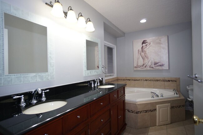 Building Photo - 3 Bed/2 Bath.  Master on Main.  Close to V...