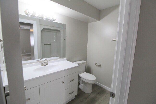 Building Photo - Stunning Fully Remodeled 3BR Condo at Madison Manor – Available This July!