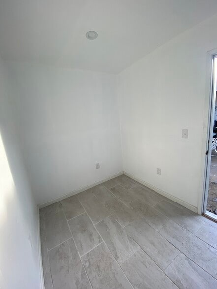 Den/Office space - 300 S La Peer Dr
