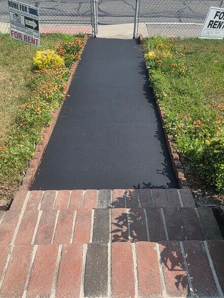 Building Photo - 63 Oak St