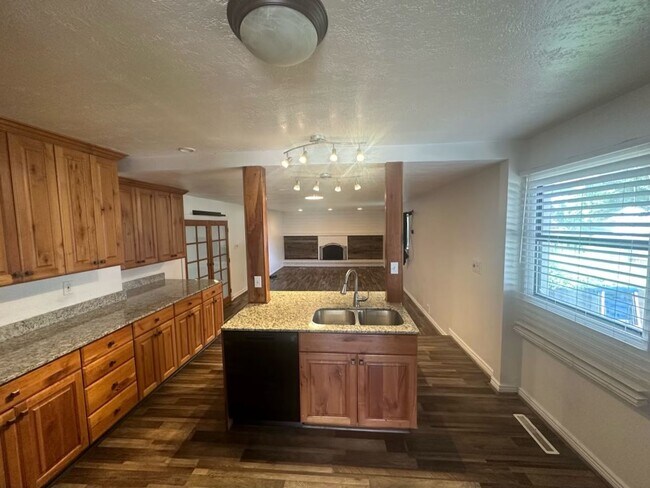 Building Photo - Beautiful home in great location