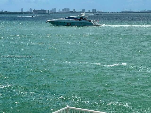 Building Photo - 2016 Bay Dr