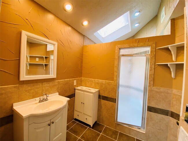 Building Photo - 2001 Highland Hills Dr