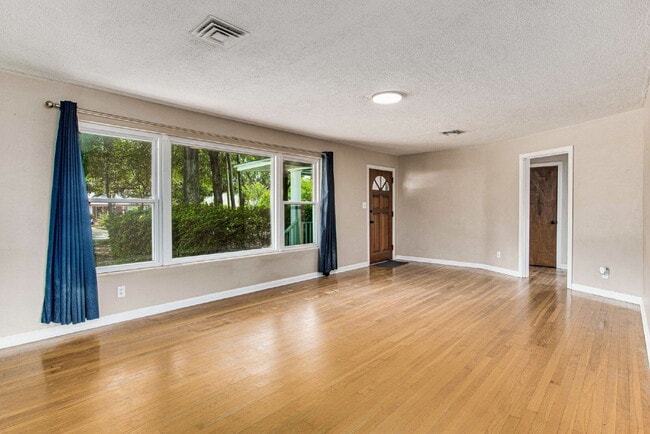 Building Photo - Beautiful East Hill home located in one of...