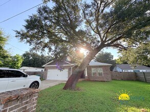 Building Photo - Spacious 5-Bedroom Home in Northern Pines, Fort Walton Beach!