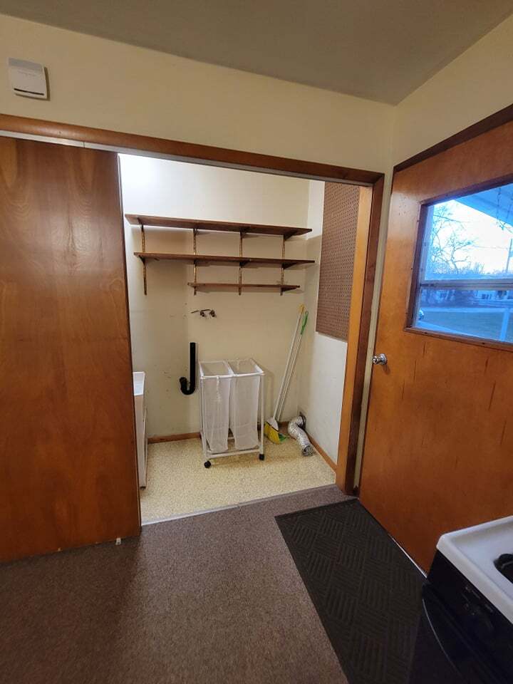 Laundry area - 104 S Park St