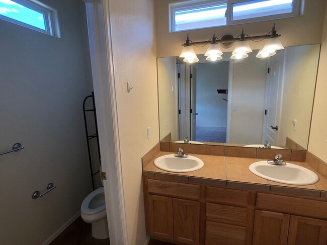 Building Photo - Well-Maintained 3-Bedroom Townhome with 2-Car Garage in Desirable Location!