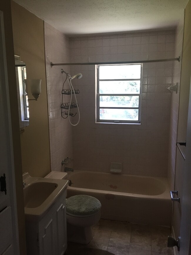 Building Photo - **UPCOMING**East Columbus 3 Bedroom / 1 Bathroom Home for Rent***