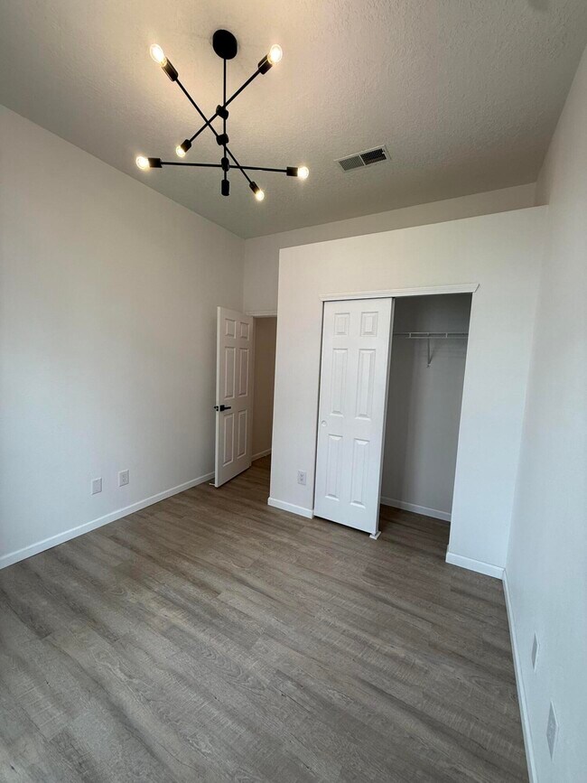 Building Photo - 7616 Copperfield Dr NE