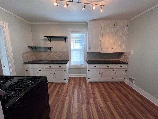 Building Photo - East Hills upper duplex!