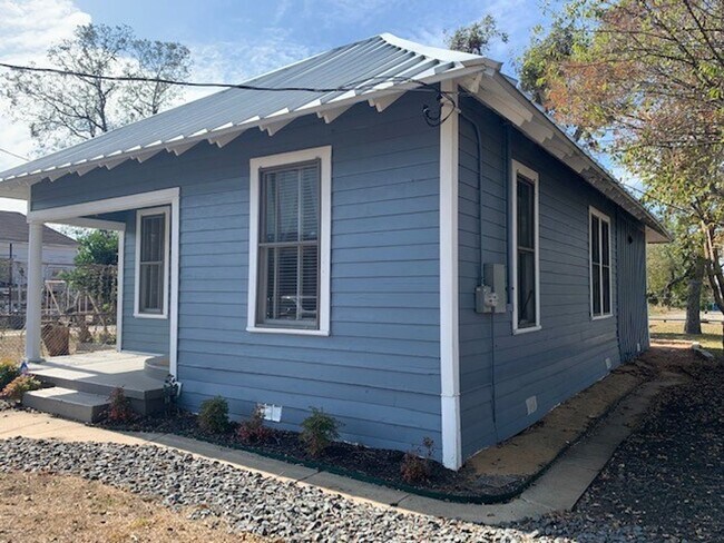 Building Photo - Fully Restored 2BR Classic Near Downtown Dignowity Hill