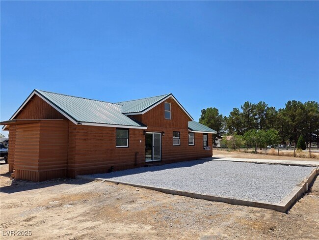 Building Photo - 270 W Patricia Ave