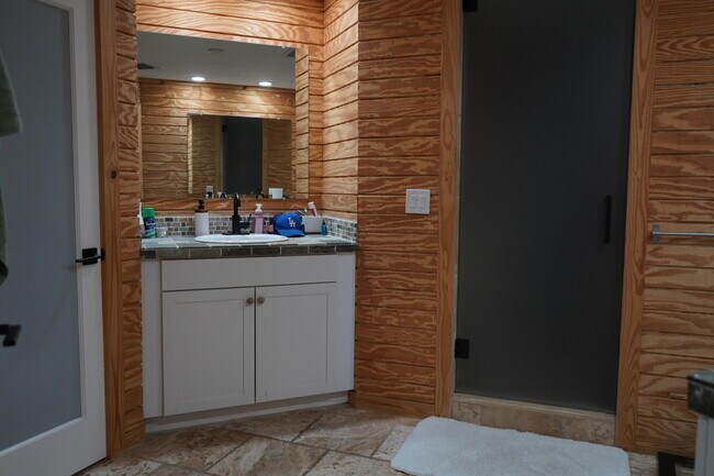 Building Photo - 7131 Oakmont Dr