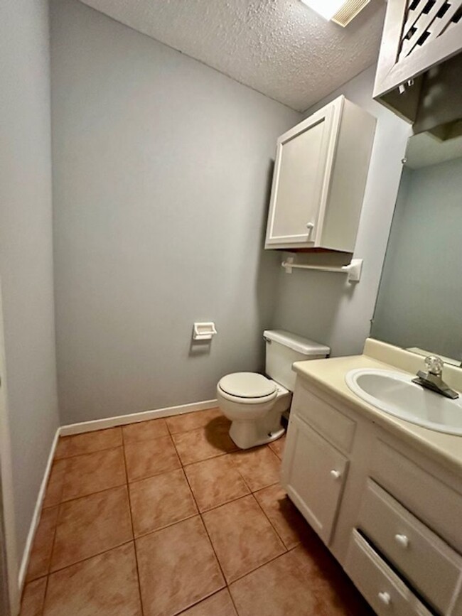 Building Photo - HALF OFF FIRST MONTH!! Very Nice 2 Bedroom...