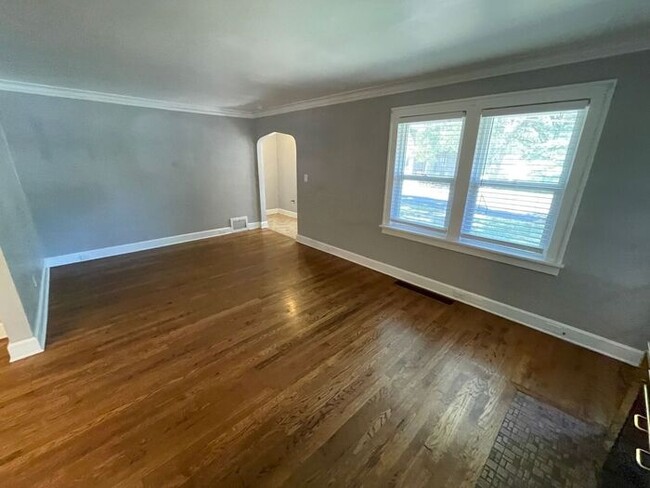 Building Photo - Charming 3 bedroom, 1.5 bathroom home in I...